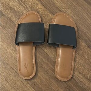Universal Thread Black and Brown Slide Sandals